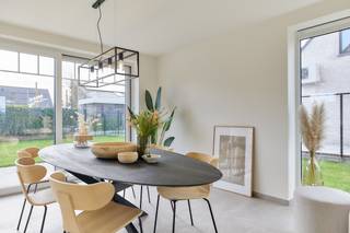 Hectaar bouwt deze energiezuinige nieuwbouwwoningen vlakbij het centrum van Roeselare (3km van de Grote Markt) en op slechts 2km van het station. In de nabije omgeving bevinden zich verschillende winkels zoals een bakkerij, slagerij, frituur en grootwarenhuizen. Verder zijn de woningen voorzien van een lichtrijke leefruimte met open, geïnstalleerde keuken, 3 slaapkamers en een badkamer met bad, douche en dubbel lavabomeubel.
<ul>
<li>Energiezuinige woning;</li>
<li>Lichtrijke leefruimte met open keuken;</li>
<li>3 ruime slaapkamers;</li>
<li>Vloerverwarming op het gelijkvloers;</li>
<li>Warmtepomp lucht /water;</li>
<li>Mogelijkheid tot het plaatsen van een carport met tuinberging;</li>
</ul>
Wens je een afspraak om deze woningen te ontdekken? Contacteer ons!