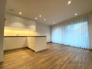 Dit energiezuinige éénslaapkamerappartement beschikt over een woonkamer + open keuken met alle comfort (inductiekookplaat, combi-oven, koelkast met diepvriesvak, vaatwasmachine), een badkamer met douche, afzonderlijk toilet, slaapkamer met inbouwkasten en internetvoorziening. Ten slotte is er een bergruimte met aansluiting voor een wasmachine en een gezellig terras aan de straatkant met verlichting. Lift aanwezig. Centraal gelegen aan het Leopoldpark en op wandelafstand van de jachthaven en de hoofdwinkelstraat Kapellestraat. Dichtbij bus & tram. 35 € / maand voor lift en gemene delen. Vrij vanaf 1 oktober. E-peil 33 (Verslag 190391.Thijs_Oostende.EPB) Voor alle info en bezoek : info@ensor.immo of 0496 68 84 67.