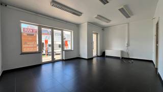 In het hart van Tollembeek vindt u deze instapklare commerciële ruimte zeer goed gelegen naast andere goed draaiende handelspanden .