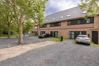 Aan de groene rand van het historische centrum van Nieuwpoort, vlak bij het provinciaal domein De Koolhofputten, bevindt zich deze uitzonderlijk ruime nieuwbouwwoning. Een unieke locatie waar rust, natuur en bereikbaarheid elkaar perfect aanvullen, met winkels, restaurants en alle voorzieningen op korte afstand.<br /><br />De woning werd ontworpen met een sterke focus op licht, ruimte en wooncomfort. Dankzij de brede raampartijen, de open indeling en de mooie zichten op het groen geniet u hier van een bijzonder aangename leefomgeving.<br /><br />Op het gelijkvloers verwelkomt een ruime inkomhal met gastentoilet u in de woning. De royale leefruimte met open keuken vormt het hart van het huis en geeft uit op het terras en de ruime tuin. Door de open indeling beschikt u over tal van mogelijkheden om écht uw eigen ding te doen met de inrichting. De keuken kan bovendien nog volledig naar eigen smaak gekozen worden. Daarnaast is er een praktische berging, rechtstreeks toegankelijk vanop straat – ideaal voor fietsen, boodschappen of dagelijks gebruik.<br /><br />De eerste verdieping beschikt over drie volwaardige slaapkamers, waaronder een ruime master bedroom met dressing, aangevuld met twee badkamers waardoor de woning beschikt over 2 douches, 2 wasmeubels, een ligbad en een tweede afzonderlijk toilet.<br />Op de tweede verdieping bevindt zich een grote polyvalente ruimte, perfect als extra slaapkamers, hobbyruimte, bureau of ontspanningsruimte, aangevuld met een technische berging. Tot slot biedt de derde verdieping nog een ruime zolder voor stockage.<br /><br />Ook buiten werd maximaal ingezet op comfort en functionaliteit. De woning beschikt over een ruime tuin, rechtstreeks toegankelijk zonder door de woning te moeten gaan – bijzonder praktisch voor fietsen of groenafval. De tuin zelf is uiterst ruim en beschikt over een wadi, een droom voor wie houdt van sfeer in de natuur. Ziet u zichzelf al zitten aan het water?!<br /><br />Aan parkeerplek geen gebrek, voor de woning is ruim plaats voor meerdere wagens.<br /><br />Een hedendaagse en uiterst ruime gezinswoning waar architectuur, comfort en ligging samenkomen in een groene omgeving vlak bij het bruisende centrum van Nieuwpoort.<br /><br />*Opgelet: enkele foto's werden met AI bewerkt om ideeën te geven van wat met de ruimte kan gedaan worden. De AI foto's bevinden zich telkens onmiddellijk nà de echte foto zodat u de reële toestand goed kan inschatten.*<br /><br />E-peil: 30.