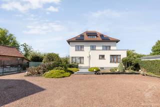 <p>Deze prachtige villa is gelegen aan de Grote Baan in Herdersem, op slechts 4 km van de Grote Markt van Aalst en biedt een perfecte combinatie van klassieke Art Deco-charme en modern comfort. <br /><br />De villa is gelegen op een perceel van bijna 30 are en kijkt uit op de velden.<br /><br />Aan de straatkant is de woning afgesloten met een elektrische poort waardoor privacy gewaarborgd is. Achter deze poort is ruime parkeergelegenheid voor minstens zes auto's en ook een carport.<br /><br />De voorbije jaren werden heel wat renovaties uitgevoerd. Zo werd in 1997 een grondige renovatie doorgevoerd en sedertdien werd ook oa een nieuw dak, zonnepanelen met thuisbatterij, nieuwe gevelbekleding in crepie, airco-inverters, een nieuw terras achteraan én een nieuwe hyper-geïnstalleerde keuken en badkamer geplaatst.<br /><br />Op het gelijkvloers is er een royale inkomhal met gastentoilet, een woonkamer, eetkamer, keuken voorzien van alle snufjes, een wasplaats en een bureau. Door de indeling kan de woning ook gebruikt worden bv als dokterswoning. Achter de woning werden tuin en twee terrassen aangelegd. Ideaal om te genieten van de rust die je hier hebt. Honger? De gemetste pizza-oven komt zeker van pas, maar ook de druivelaar en fruitbomen zijn leuk meegenomen. <br /><br />Er is aan droge kelder waar de verwarmingsinstallatie staat en ook bergplaats en wijnkelder.<br /><br />Op de eerste verdieping treffen we twee grote en twee kleinere slaapkamers, een afzonderlijke<br />dressing en een badkamer voorzien van toilet, douche, wastafel en bad met jacuzzifunctie.<br /><br />Op de tweede verdieping is de 5de slaapkamer te vinden. Een echte balzaal die zeker nog kan opgedeeld worden indien nodig.<br /><br />* Gunstig epc<br />* prachtige ligging en perceel<br />* véél ruimte (binnen én buiten) én parkeergelegenheid<br />* grote renovatiewerken reeds uitgevoerd (dak, crepie, zonnepanelen, keuken,...)<br /> </p>

<p>Met zijn aantrekkelijke ligging en ruime indeling is deze villa een uitgelezen kans voor wie op zoek is naar een sfeervolle woning met volop mogelijkheden. Neem gerust contact met ons op voor meer informatie of om een bezichtiging in te plannen.</p>