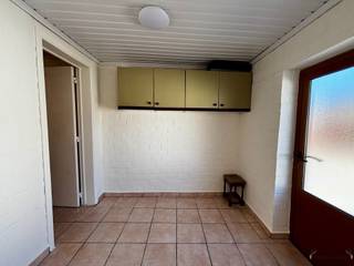 <p><span>Knusse woning in centrum Hamme</span></p><p><span> </span></p><p><span>Deze eengezinswoning is centraal gelegen.</span></p><p><span>Je kan de woning betreden via de hoofdingang, zo kom je in de leefruimte terecht, of via de zij ingang, waar zich de veranda bevindt met een aparte bergingsruimte.</span></p><p><span>In het verlengde van de leefruimte bevindt zich de keuken met gasvuur, afwasmachine, oven, koelkast en diepvries met daarachter de badkamer met enkele wastafel, ligbad en toilet.</span></p><p><span>Via de houten trap bereik je de 1ste verdieping. Hier vind je 2 slaapkamers.</span></p><p><span>Op de ruime zolderverdieping kan je naargelang wens nog een 3de slaapkamer/bureau/bergingsruimte installeren.</span></p><p><span>Het terras is overkoepeld met een veranda zodat je het hele jaar door kan genieten van het zonnetje.</span></p><p><span> </span></p><p><span>Graag een bezoek? </span></p><p><span>Neem dan contact op met ons op 052/50 50 00.</span></p><p><span> </span></p><p><span>Bekijk ook onze visuele tour: <span>https://web-player.walkly.app/VoT9ChdTkk3ayg4RKdVj/i7geKhUmUJYrwHAX8GXv/ww/public</span></span><span> </span></p>