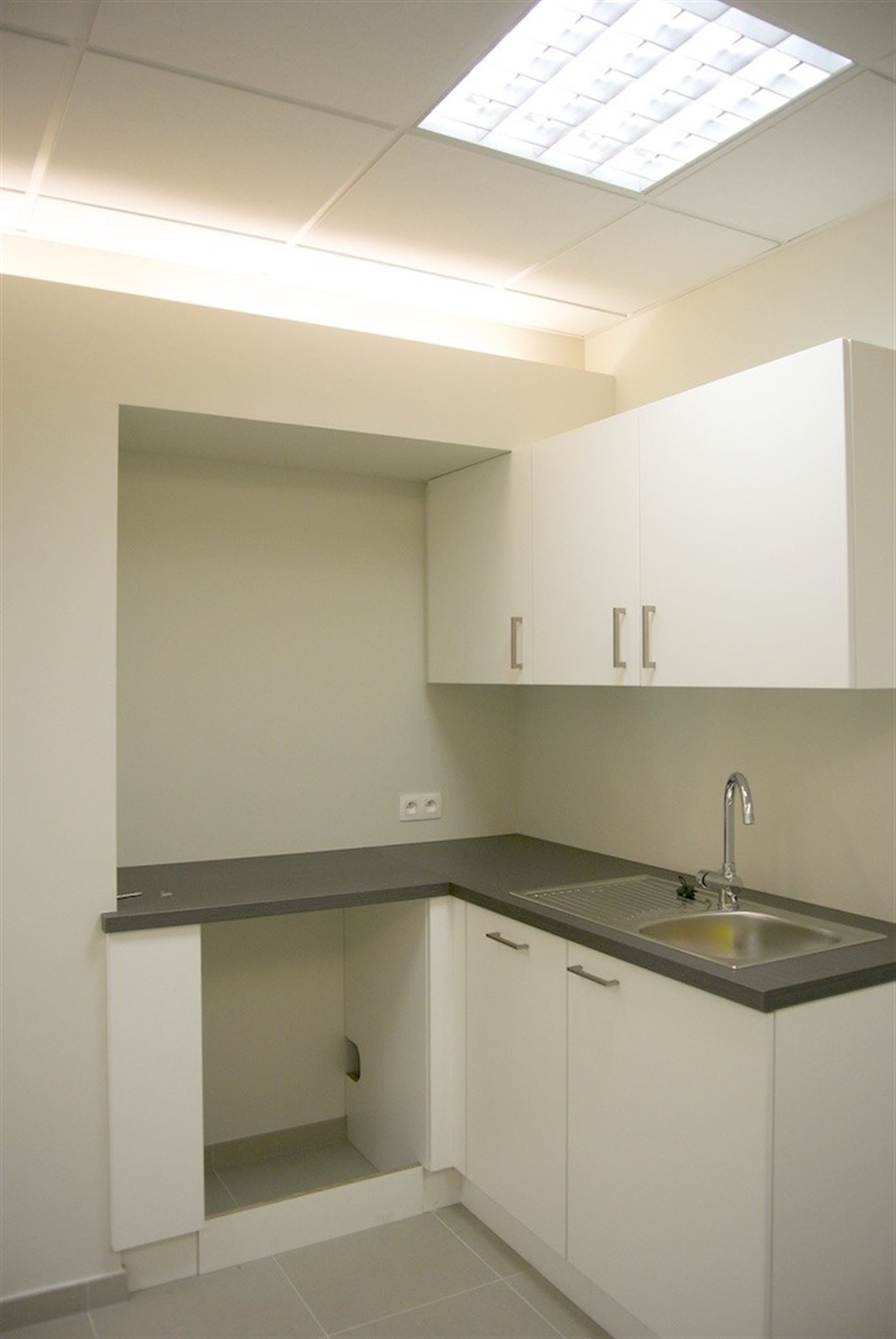 Nieuwbouw kantoorruimte (233m2) in het centrum van Merksem. - foto 5