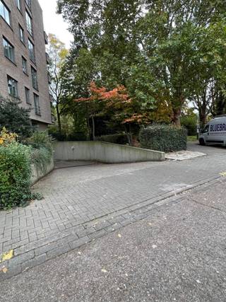 Ondergrondse autostaanplaats nr 27 te koop, gelegen aan het Bischoppenhofpark, nabij het Antwerp stadion, inrit via automatische poort.  ...