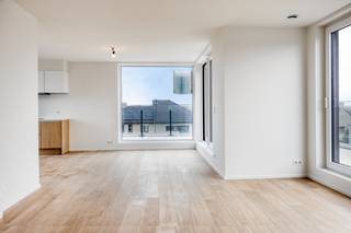 LOFTAPPARTEMENT op 2e verdieping in residentie DIANTHUS I app 2.2 Dit appartement in Residentie Dianthus I is gelegen in het rustige nieuwbouwproject Anjelierenlaan in Denderleeuw. Rondom de residentie is er een ruime groenzone waar de bewoners van de verkaveling rustig kunnen wandelen, spelen,.. maar vooral: genieten van de omgeving. Het appartement geniet van veel lichtinval, heeft 2 slaapkamers waarvan 1 met dressing, 2 badkamers telkens met inloopdouche, een zeer ruime open leefruimte en een privaat terras van ruim 34m² . Bovendien is het volledige appartement voorzien van vloerverwarming en is het afgewerkt met zeer kwalitatieve materialen. Het gebouw beschikt tevens over een ondergrondse parking waarbij er voor iedere wooneenheid autostaanplaatsen of garages te koop zijn. Elk appartement beschikt over een berging en enkele fietsplaatsen. Zie jij jezelf hier wonen? Bel Ewout op 0497 588 888 of mail naar contact@huysmanbouw.be voor meer informatie. Meer info over het project op huysmanbouw.be