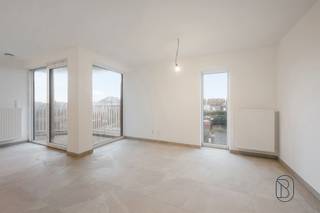 <p>Dit klassieke nieuwbouwproject in Moeskroen staat voor zorgeloos wonen op een centrale ligging.<br /><br />De architectuur straalt rust en elegantie uit, terwijl het interieur volledig inspeelt op de noden van hedendaags wonen: energiezuinig, praktisch en comfortabel.<br />Elke appartement werd ontworpen met aandacht voor functionaliteit, natuurlijke lichtinval en afwerkingskwaliteit.<br />Aangename terrassen. <br /><br />Een project dat niet alleen vandaag overtuigt, maar ook op lange termijn zijn waarde en uitstraling behoudt.<br /><br />Meer info bij Immo Beguin: sebastien@immobeguin.be</p>