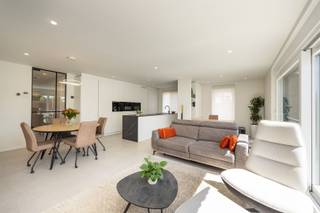 Gelijkvloers appartement met high-end afwerking! Deze woonst biedt alles wat u zich kunt wensen voor comfortabel en elegant wonen. Bij binnenkomst...