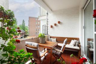 <strong>Park Den Brandt - Instapklaar en lichtrijk 2 slaapkamer appartement met zonneterras en parking tegenover Nachtegalenpark gelegen in residentie 'Dikke Mee' op de hoek van de Beukenlaan en de Eglantierlaan, net op de grens tussen Antwerpen en Wilrijk.</strong><br /><strong>Goed onderhouden gebouw op uitstekende locatie nabij parken, belangrijke in-en uitvalswegen, scholen, openbaar vervoer, winkels.</strong><br /><br /><span><strong>INDELING:</strong></span><br />
<p>Bij het betreden van het appartement wordt u verwelkomt in de INKOMHAL, die is uitgerust met een vestiaire, een gastentoilet en diverse praktische opbergkasten. Deze hal loopt over in de aangename en lichte LEEFRUIMTE van ca. 36m², stijlvol afgewerkt met een keramische parket en voorzien van elektrische zonwering voor optimaal comfort. Aansluitend bevindt zich de ingerichte KEUKEN van ca. 7,5m², dewelke voorzien is van opbergkasten en volledig geëquipeerd is met een microgolfoven, oven, afwasmachine, elektrische kookplaat, dampkap, ijskast met diepvriesvak en spoelbak. Via een glazen deur krijgt u bovendien direct toegang tot het zeer aangename ZONNETERRAS van ca. 7m².</p>
<p>De nachthal leidt u verder naar de slaapkamers. De MASTERBEDROOM ca. 20m² op een warme kurkvloer en de tweede SLAAPKAMER ca. 16m² op een tegelvloer. De ingerichte BADKAMER van ca. 6m² is modern afgewerkt met een inloopdouche, wastafel, toilet en handige ingemaakte kasten. <br /><br />Ten slotte is een ruime dubbele kelderberging inbegrepen. De autostaanplaats is apart te koop aan 25.000€.<br /><br /></p>
<span><strong>BIJZONDERHEDEN:</strong></span><br />* Uniek gelegen appartement met terras gelegen tegenover Nachtegalenpark<br />* Uitstekend onderhouden gebouw: dak conform en voorzien van isolatie, conforme liften, gevelrenovatie reeds uitgevoerd, nieuwe ketel (2025)<br />* Dubbele beglazing, gunstige EPC B<br />* Ruime dubbele kelderberging inbegrepen<br />* Autostaanplaats in het gebouw apart aan te kopen