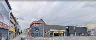 Gelegen op een strategische hoeklocatie met uitstekende visibiliteit in Aalst, bieden wij dit modern commercieel gebouw te huur aan. Dankzij...