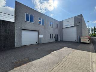 <article>
<div>
<div>
<div>
<div>
<div>
<div>
<div>
<div>
<p>Deze ruime kantoorruimte van ca. 250 m² is gelegen op het industriepark Lokeren, op een uitstekende locatie vlak vóór het eenrichtingsverkeer van de E17/3. Het gebouw ligt bovendien vlakbij de op- en afrit van de autosnelweg E17 richting Gent en Antwerpen, wat zorgt voor een bijzonder vlotte verbinding met de rest van het land. Dankzij deze strategische ligging is het pand dus optimaal bereikbaar voor zowel medewerkers als klanten en leveranciers.</p>
<p>De kantoorruimte is functioneel opgedeeld in meerdere ruimtes, waaronder twee grotere lokalen die – naast klassiek kantoorgebruik – ook perfect kunnen dienen als vergader- of opleidingsruimte. Verder is het pand voorzien van aparte sanitaire voorzieningen voor dames en heren, een volledig uitgeruste keuken en een ruim, gemeenschappelijk terras waar het tijdens de zomermaanden aangenaam vertoeven is.</p>
<p>Er zijn standaard vijf private parkeerplaatsen inbegrepen, wat het comfort voor personeel en bezoekers verhoogt. Dankzij de flexibele indeling, goede bereikbaarheid en diverse faciliteiten is dit een uiterst interessante kantooroplossing voor bedrijven die op zoek zijn naar een representatieve en veelzijdige werkplek.</p>
<p>Optie tot extra opslagruimte<br />Voor bedrijven die bijkomende ruimte nodig hebben voor het opslaan van materiaal, voorraad of producten, is er de mogelijkheid om extra opslagruimte bij te huren. Deze ruimte is vlot toegankelijk met transpalletten en biedt een praktische aanvulling op de kantoorfunctie, zonder in te boeten op bereikbaarheid of gebruikscomfort</p>
<p>Interesse om dit pand te huren? Contacteer Vince van Capston Real Estate op 0468 26 14 01 of vince@capston.be</p>
</div>
</div>
</div>
</div>
</div>
</div>
</div>
</div>
</article>
<div></div>