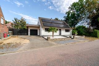 <p>Découvrez cette villa de 1984 magnifiquement rénovée avec soin et située dans un quartier calme, facilement accessible. Grâce aux rénovations récentes – notamment l'installation de <strong>36 panneaux solaires</strong> en 2025 – la maison offre un <strong>excellent score énergétique</strong> et est <strong>exempte d’amiante</strong>.</p>
<p>Le rez-de-chaussée comprend un hall d’entrée spacieux, une première chambre avec dressing et une salle de bains moderne. Le séjour lumineux avec salle à manger est baigné de lumière naturelle grâce à la véranda élégante et s’ouvre sur une <strong>cuisine haut de gamme</strong> – idéale pour les amateurs de confort et de raffinement.</p>
<p>À l’étage, deux grandes chambres supplémentaires offrent de nombreuses possibilités.</p>
<p>À l’extérieur, profitez d’un agréable jardin avec terrasse, ainsi que de <strong>nombreuses places de parking</strong>, dont un garage.</p>