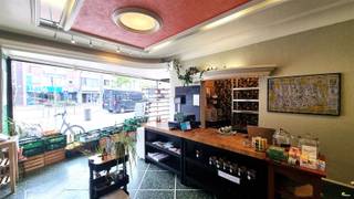 <p><span>Op een zeer commerciële locatie in Mortsel bieden we deze handelsruimte te huur aan.</span></p><p><span> </span></p><p><span>Het pand bestaat uit een grote ruimte vooraan, evenwaardige ruimte achteraan, die toegang geeft tot terras en tuin. Vanuit de winkel is de kelder te bereiken.</span></p><p><span>Aanpalend is er een keukenruimte met daarachter nog een extra berging en sanitaire ruimte.</span></p><p><span> </span></p><p><span>Beschikbaarheid: vanaf komende maand, plaatsbeschrijving: € 225,-</span></p><p><span>Huidig EPC label: F</span></p><p><span>Voor meer info of een bezoek er plaatste bel 03/449.42.41 of surf naar <span>www.habicom.be</span></span></p><p><span> </span></p><p><span>Meer info over Mortsel? Bezoek <span>www.woneninmortsel.be</span></span><span> . </span></p><p><span> </span></p><p><span> </span></p><p><span> </span></p><p><span> </span></p><p><span> </span></p>