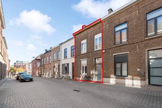 Deze gezellige rijwoning in de Brouwersstraat 105 biedt 78 m² bewoonbare oppervlakte, verdeeld over drie verdiepingen, en is rustig gelegen op korte afstand van het centrum van Leuven en belangrijke invalswegen. Op het gelijkvloers bevinden zich de leefruimte, keuken en badkamer, telkens met veel lichtinval. De eerste en tweede verdieping beschikken elk over een ruime slaapkamer. Daarnaast is er een praktische kelder aanwezig die extra bergruimte biedt. De woning beschikt over EPC-label C. De nutsvoorzieningen voor water, elektriciteit, gas en internet zijn afzonderlijk en rechtstreeks ten laste van de huurder. De woning is beschikbaar vanaf 1 december. Voor meer informatie of het inplannen van een bezichtiging kan je contact opnemen via info@homies.be.