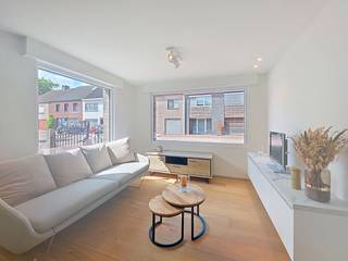 Maison mitoyenne entièrement rénovée (2023-2024), située au calme à proximité du centre de Nieuport-ville.<br />Disposition: entreé, toilette séparée, living avec cuisine ouverte, débarras séparé et accès à la cour. Au premier étage se trouvent 2 chambres à coucher, dont une avec salle de bain attenante, une deuxième salle de bain et un wc séparé. Au deuxième étage se trouve le grenier qui peut être converti en une chambre supplémentaire.<br />La maison dispose d'une cave et d'un garage.