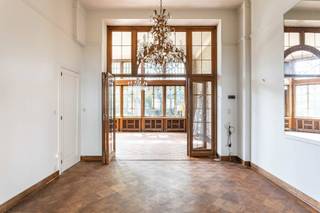 Deze karaktervolle herenwoning ligt in het centrum van Aalst en heeft een grote bewoonbare oppervlakte van 473 m². Op het gelijkvloers vindt u de inkomhal, een keuken en een leefruimte met zicht op de tuin. Daarboven bevindt zich nog een tweede leefruimte. De tussenverdieping heeft een extra kamer. Op de eerste verdieping liggen de nachthal, drie slaapkamers en twee badkamers. Via een vaste trap komt u op de zolder, die nog uitgebreid kan worden. Het huis beschikt ook over een garage (ideaal als fietsenberging) en een droge kelder. Buiten ligt een zuidgerichte tuin van 15 are met een bijhuis. De woning heeft centrale verwarming op stookolie. Optioneel is ook het pand in de Peperstraat 36 te koop voor 300.000€. Dit pand bestaat uit een appartement en garage. Een uitzonderlijke kans op een toplocatie!