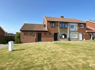 Maak uw bezoek aan ons nog eenvoudiger! Vul alstublieft vooraf de huurdersfiche in en stuur deze naar delphine@vastgoeddemeyer.be. Wij nemen daarna contact met u op om een afspraak ter plaatse te plannen. U kunt de fiche vinden onder de downloads. Alvast bedankt!<br /><br />Deze eigendom is gelegen in het centrum van Pittem op wandelafstand van bakker, slager, supermarkt, openbaar vervoer, scholen.... De woning komt vrij 1/5/2026.<br /><br />We betreden de woning via de inkomhal met gastentoilet en vestiaire. Aansluitend is er de ruime leefruimte bestaat uit een zit-en eetplaats en is voorzien van grote raampartijen die voor veel natuurlijk lichtinval zorgen. Deze ruimte heeft een gaskachel. Via de zitruimte is er toegang tot de half open keuken. Deze keuken is volledig geïnstalleerd gasfornuis | dampkap | dubbele spoelbak | vaatwasser | oven | microgolf en frigo. Aansluitend aan de keuken is er de kelder alsook toegang tot de ruime berging. Zeer praktisch is ook de inpandige garage. Deze heeft een zoldering toegankelijk met een vaste trap. <br /><br />Op het eerste verdiep is er een nachthal die toegang biedt tot 2 slaapkamers en 1 bureau. De badkamer omvat een toilet, douche en lavabo. In de nachthall is een vouwtrap voorzien naar de volledig geïsoleerde zolder. <br /><br />De woning beschikt over een ruim terras met tuinberging en is volledig afgesloten en ingevolge kindvriendelijk. <br />. <br />PLUSPUNTEN:<br />* LIGGING<br />* GARAGE<br />* TUIN