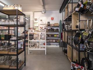 ** COMPROMIS IN OPMAAK ** - Bent u op zoek naar een strategisch gelegen magazijn of showroomruimte met uitstekende bereikbaarheid?<br />Deze recente bedrijfsunit met een oppervlakte van ca. 300 m², aangevuld met een stalen mezzanine van ca. 105 m² (kan eventueel verwijderd worden), biedt tal van mogelijkheden voor opslag, showroom, kantoor of ambachtelijke activiteiten.<br /><br />Het pand is gunstig gelegen langs de N9 (Eeklo – Gent), aan de Grote Baan 358 te Zomergem (Lievegem), naast de Kringloopwinkel en in de onmiddellijke omgeving van verschillende handelszaken.<br /><br /><strong><u>Kenmerken van het pand</u></strong>
<ul>
<li>Polierbetonvloer</li>
<li>Sectionale poort van ca. 4 meter hoog voor vlotte toegang</li>
<li>Toegang via 2 straten</li>
<li>Brandhaspel en TL-verlichting</li>
<li>Drijfkracht aanwezig</li>
<li>Toiletvoorziening</li>
</ul>
<u><strong>Extra troeven</strong></u>
<ul>
<li>4 private parkeerplaatsen inbegrepen</li>
<li>Uitstekende zichtbaarheid en bereikbaarheid</li>
<li>Geschikt voor opslag, showroom, lichte productie of ambachtelijke activiteiten</li>
<li>Onmiddellijk beschikbaar</li>
</ul>
Een praktische en instapklare bedrijfsruimte op een goed bereikbare locatie tussen Gent en Eeklo.<br /><br />Meer info of een bezoek plannen?<br />Bel 0475 32 51 89 of mail thomas@arcade-vastgoed.be