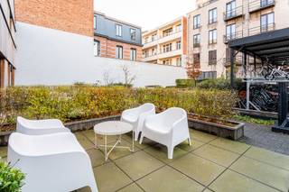 <p><span>Duplexwoning in de Harmoniewijk te koop! Recent afgewerkte woning (2021) in een verborgen binnengebied van de Harmoniestraat 9. Toprealisatie van CORES Development in de begeerde Harmoniewijk, op 2 stappen van het Harmoniepark, en 5 min nabij winkels, scholen, openbaar vervoer.... 100% instapklaar. Via het tuinpad en een eerste terras, bereiken we deze woning. Vanaf het binnenkomen ontdekken we een verfijnde woning waar luxe en comfort samengaan: de doorzonleefruimte met terrassen aan beide zijden, komt achteraan uit op een aangelegde parktuin, die gedeeld wordt met slechts 3 andere woningen! Als kloppend hart van de leefruimte vinden we de compleet ingerichte luxekeuken welke voorzien is om elke hobbykok te behagen! Alle mogelijke toptoestellen van SMEG, van oven tot wijnkoeler, Quookerkraan, Composite werkblad zijn aanwezig. Aparte wasberging en luxe gastentoilet. Hoogwaardig parket met vloerverwarming vinden we terug op zowel het gelijkvloers als de eerste verdieping. Ook voor het sanitair (toiletten, badkamer ) werd gekozen voor de beste kwaliteit: Hans Grohe, Dornbracht, Villeroy &amp; Boch .... Op de slaapverdieping ontdekken we 3 ruime slaapkamers (met airco) waarvan 1 masterbedroom met een praktisch ingebouwde dressing. De luxebadkamer beschikt zowel over een ligbad als douche, toilet en design wastafel. Private kelderberging, fietsenstalling, aankoop 2 autostaanplaatsen met mogelijkheid tot plaatsen laadpaal (EUR 40.000 per plaats). Vele extra troeven te ontdekken tijdens een bezoek ter plaatse!</span></p>