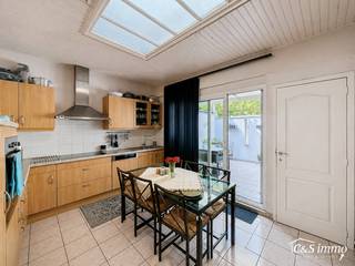 Woning met 4 slaapkamers en terras in de Brederodebuurt. U betreedt het pand via de inkomhal met voldoende ruimte voor een vestiaire. Aan de voorzijde bevindt zich de lichtrijke woonkamer (ca.25 m²) op tegelvloer. Aan de achterzijde bevindt zich de ruime leefkeuken (ca. 16 m²). Deze is voorzien van een vaatwasser, keramische kookplaat, dampkap, oven en aansluiting voor een wasmachine. Vanuit de keuken betreedt u het rustig gelegen terras (ca. 12 m²) aan de achterzijde. De badkamer (ca.6m²) werd in 2021 gerenoveerd en is voorzien van een inloopdouche, lavabo en toilet. Op de eerste verdieping bevinden zich 2 slaapkamers (ca.18-12 m²) op laminaatvloer. De ruimste slaapkamer geniet van hoge plafonds, wat een riant ruimtegevoel geeft. Op de tweede verdieping bevinden zich 2 slaapkamers (ca.18-11 m²) op laminaatvloer. Er is een zolder aanwezig die kan dienen als extra bergruimte. <br />Ruime droge kelder (ca.38 m²) aanwezig.<br /><br />Vlakbij alle invalswegen, winkels en openbaar vervoer. EPC D. CV op gas.