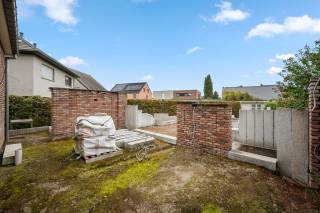 Cette magnifique maison individuelle située à Tienen offre une parfaite combinaison de confort et d'espace. Construite en 2009, elle s'élève sur un terrain de 475 m², avec un grand jardin et un accès facile au garage.<br /><br />Avec une surface habitable de 209,52 m², la maison comprend trois chambres et une salle de bains. L'agencement est pratique et lumineux, offrant un grand potentiel pour créer un cadre de vie agréable. La maison est encore à finaliser, ce qui vous permet de personnaliser l'aménagement et les finitions selon vos goûts.<br /><br />De plus, elle dispose de deux places de garage, offrant un confort et une sécurité supplémentaires pour vos véhicules. Cette maison est idéale pour une famille cherchant un logement spacieux dans un quartier calme, avec de nombreuses opportunités pour en faire un chez-soi parfait et entièrement personnalisé.