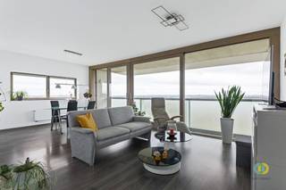 Met prachtige vergezichten over Brussel en het domein Drie Fonteinen bevindt zich dit perfect onderhouden hoekappartement op de negende verdieping...