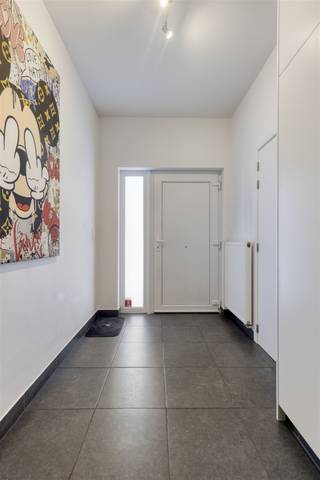 <hr /><p>Bent u op zoek naar een <i><strong>instapklare, landelijke gezinswoning </strong></i>met een warme, moderne afwerking en het gebruik van hoogwaardige kwaliteitsmaterialen? Dan is deze stijlvol ingerichte bel-étagewoning absoluut een unieke kans.</p><p>De woning, gelegen te <i><strong> </strong>Waasmunster Ruiter</i> combineert een <i><strong>luxueuze uitstraling</strong></i> met <i><strong>energiezuinig wonen</strong></i> dankzij 9 zonnepanelen en een gunstig A-peil van 82.</p><p>Op het <i><strong><u>gelijkvloers</u></strong></i> verwelkomt een ruime inkomhal met vestiaire u in de woning. De dubbele garage met sectionale poort biedt plaats aan twee wagens en extra ruimte voor fietsen of stockage. Daarnaast is er een aparte bureau- of praktijkruimte, ideaal voor wie van thuis uit werkt. Een gastentoilet met lavabo en aansluitingen voor wasmachine en droogkast vervolledigen deze verdieping. Achteraan geniet u van een ruim overdekt terras en een onderhoudsvriendelijke tuin met tuinhuis.</p><p>De <i><strong><u>eerste verdieping</u></strong></i> omvat een nachthal met apart toilet. De bijzonder lichtrijke leefruimte bestaat uit een royale woonkamer met gashaard en een luxueuze open keuken die perfect in harmonie aansluit bij het geheel. Vanuit de leefruimte bereikt u een gezellig terras met vernieuwde trap naar de tuin.</p><p>Op de <i><strong><u>tweede verdieping</u></strong></i> bevinden zich twee volwaardige slaapkamers, waaronder een ruime <i><strong>master-bedroom met dressing</strong></i>. De moderne <i><strong>designbadkamer</strong></i> is uitgerust met een ligbad, douche en een extra toilet.</p><p>De <i><strong><u>derde verdieping</u></strong></i> biedt een derde slaapkamer en een zeer ruime zolderberging, wat zorgt voor optimaal en praktische voorziening van elke ruimte.</p><p>Verder beschikt de woning over een <i><u>alarm- en camerasysteem</u></i>, <i><u>conforme elektrische keuring</u></i>, is ze <i><u>asbestvrij</u></i> en voorzien van <i><u>airconditioning</u></i> in de master-bedroom. Extra's zijn ook een regenwaterput en waterontkalker.  <i><u>Netwerk-technisch </u></i>zijn er de aansluitingen voor zowel Telenet als Proximus  voorzien.</p><p>Deze woning biedt volwaardige, optimaal ingedeelde ruimtes en is een buitenkans voor wie op zoek is naar een <i><strong>kwalitatieve, landelijke en volledig instapklare thuis</strong></i>.</p><p>Vraagprijs van <i><strong>deze buitenkans</strong></i> 495.000€</p><p>Bezoekmoment voorzien op <i><strong>woensdag 18 maart </strong></i>tussen <i><strong>18u-19u30 </strong></i>enkel op afspraak.</p><p>Interesse voor deze parel , plan dan uw vrijblijvend bezoek vandaag nog.</p><p><i><strong> Uw persoonlijk bezoekmomen</strong></i><strong>t</strong> via T. <u>078/48.20.00</u><strong> | </strong><u>info@rented.be</u><strong> | </strong><u>0475/64.88.70</u>.</p>