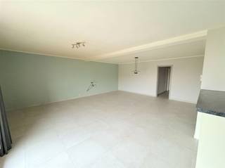 <p><span>NAZARETH - </span><span>Bent u op zoek naar een appartement met 2 slaapkamers, vlak bij het centrum van Nazareth? </span></p><p><span>Dan is dit pand mogelijk iets voor u. </span></p><p><span> </span></p><p><span>De belangrijkste kenmerken in een notendop: </span></p><ul><li><span>Lichtrijk appartement</span></li></ul><ul><li><span>Groot terras </span></li><li><span>Vlot bereikbaar, winkels en handelszaken op wandelafstand</span></li><li><span>Afgesloten garagebox in de huurprijs</span></li></ul><p><span> </span></p><p><span>Zo ziet het pand eruit: </span></p><p><span>Gelegen op de eerste verdieping. U komt binnen in een lichtrijke woonkamer met aansluitend de keuken. De keuken is uitgerust met een kookplaat, dampkap, oven en koelkast en biedt toegang tot de berging. </span></p><p><span>Aan de voorzijde van het appartement bevindt zich een balkon. Verder beschikt het appartement over twee volwaardige slaapkamers die uitgeven op een terras van 8m². De badkamer is voorzien van een dubbele wastafel en bad-douche combinatie. Tot slot is er een afgesloten garagebox.</span></p><p><span> </span></p><p><span>Beschikbaar vanaf 01/08/2026</span></p><p><span>Huurprijs: €810 + € 50 Gemeenschappelijke kosten.</span></p><p><span>Excl. elektriciteit, gas en water<br /><br /></span></p><p><span>Interesse? </span><span>Voor een bezoek ter plaatse, vul het huurprofiel in via onze website</span><span>: <span>www.axellenaerts.be/huren</span></span><span> </span></p><p><span> </span></p>