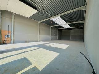 <p><span><strong>VRIJ VANAF 15 SEPTEMBER | NIEUWE KMO UNIT TE HUUR IN TIELT</strong></span></p><p><span>Bent u op zoek naar een kwalitatieve opslagruimte om actief in te werken op een uitstekende locatie? Deze nieuwe opslagruimte van maar liefst 329 m² in Tielt is beschikbaar vanaf 1 september. </span><br /><span>Dankzij de strategische ligging bereikt u vlot omliggende gemeenten zoals Tielt, Roeselare en Waregem.</span></p><p><span>De opslagruimte (met brandklasse C) is toegankelijk via een automatische sectionale poort van 4 meter breed en 4,8 meter hoog. De unit is uitgerust met een lichtdoorlatende koepel, gepolierde gewapende betonvloer en een geïsoleerd dak.</span><br /><span>Ook is er een regenwaterput van 5.000 liter voorzien en is het dak voorzien van zonnepanelen met een draagvermogen van ± 3,5 kWp.</span></p><p><span>Verder beschikt de unit over drijfkracht, elektriciteit en verlichting, waardoor ze meteen gebruiksklaar is. Er wordt tevens nog een afzonderlijk toilet voorzien.</span><br /><span>Tot slot zijn er drie private parkeerplaatsen inbegrepen.</span></p><p><span>Alle vermelde prijzen zijn exclusief 21% btw. </span><br /><span>Gemeenschappelijke kosten van € 50/maand.</span></p><p><span>Interesse? Neem gerust contact met ons op voor meer informatie of een bezoek ter plaatse.</span></p>