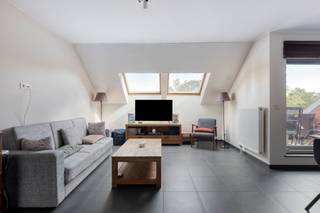 <p>Te koop: instapklaar appartement in de stadsrand van Mechelen, op korte afstand van scholen, openbaar vervoer en het treinstation.</p><p><br /></p><p>Dit appartement biedt een comfortabele indeling en een zuidgericht terras waar u de hele dag van de zon kunt genieten. De ligging aan de stadsrand combineert rust met een vlotte verbinding naar het centrum en invalswegen. Dankzij de verzorgde afwerking is het meteen klaar voor gebruik.</p><p><br /></p><p>Belangrijkste ruimtes:<br />• Woonkamer met veel lichtinval en toegang tot het terras<br />• Zuidgericht terras, ideaal voor buitenmaaltijden en ontspanning<br />• Inkomhal met praktische indeling<br />• Keuken met vaatwasser, dampkap, koelkast, oven en gaskookplaat<br />• Slaapkamer met ruimte voor een dubbel bed en kast<br />• Badkamer met ligbad en wastafel in meubel<br />• Toilet met handenwasser<br />• Berging met aansluiting voor wasmachine, technische ruimte en verwarmingsketel</p><p><br /></p><p>Troeven:<br />• Instapklaar – geen renovatie nodig<br />• Zuidgericht terras – optimaal genieten van de zon<br />• Gelegen in de stadsrand van Mechelen – rustig maar goed bereikbaar</p><p><br /></p><p>Neem vandaag nog contact op met je ERA-makelaar voor een bezoek.</p><p><br /></p><p>JOUW DROOMAPPARTEMENT. ZO GEVONDEN!</p>