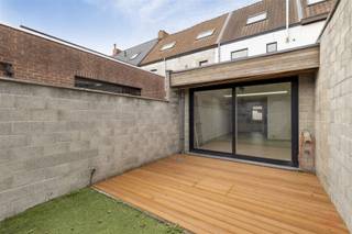 <p>Welcome to this charming home located in the heart of Deinze. This inviting family home offers three spacious bedrooms and a fresh, modern bathroom. The living spaces are bright and airy, thanks to large windows that let in plenty of natural light.</p><p>In the kitchen you will find all the necessary amenities to cook comfortably. Behind the home is a cozy urban garden with landscaped terrace, perfect for relaxing and outdoor meals in the sun.</p><p>The practical design makes this home a wonderful place to live. Located in a quiet and friendly neighborhood, close to stores, schools and public transportation, this home offers everything for a comfortable lifestyle.</p><p>Don't miss the opportunity to make this beautiful property your new home!</p>