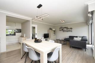 Op zoek naar rustig wonen omgeven door groen, maar toch met vlotte verbinding naar Antwerpen? Dan is dit instapklare appartement op de...