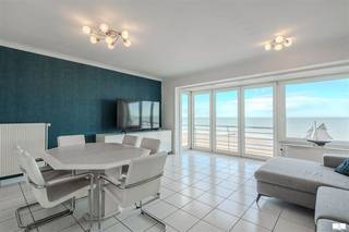 Te koop: zeer ruim appartement met frontaal zeezicht in residentie Martiny.Gelegen op de 9de verdieping geniet dit appartement van een adembenemend uitzicht op zee.De ruime woonkamer baadt in het licht en biedt een uitzonderlijk gevoel van openheid.De keuken is afzonderlijk ingericht en sluit praktisch aan bij de leefruimte.Verder beschikt het appartement over twee volwaardige slaapkamers.De badkamer en het aparte toilet zorgen voor extra comfort.Een private kelderberging is inbegrepen, evenals een gemeenschappelijke fietsenberging.De elektriciteit is conform aan het AREI, wat extra gemoedsrust biedt.Een unieke kans voor wie ruim en comfortabel wil wonen aan zee, als vaste woonst of tweede verblijf.