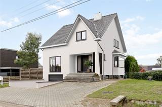 <p><span>Uiterst knap gerenoveerde OB met 3 slaapkamers gelegen op een zonnig georiënteerd perceel van 6a45ca te Paal.</span></p><p><span> </span></p><p><span>Belangrijkste troeven:</span></p><p><span>- Centrale ligging en zo in de nabijheid van scholen, winkels, Millennium golf, eetgelegenheden en autosnelwegen.</span></p><p><span>- Kwalitatief afgewerkt en perfect onderhouden</span></p><p><span>- 3 slaapkamers</span></p><p><span>- Prachtige open living en keuken</span></p><p><span>- Zonnig georiënteerde tuin</span></p><p><span>- Inpandige garage</span></p><p><span>- Terras</span></p><p><span>- Ruime kelder en ruime zolder met potentieel tot creëren van extra kamer</span></p><p><span> </span></p><p><span>Bekijk zeker ook de 3D virtuele rondleiding en de grondplannen met de afmetingen. Zo krijgt u van thuis uit al een perfect beeld van wat deze woning te bieden heeft!</span></p><p><span> </span></p><p><span>Wenst u meer info of een vrijblijvende bezichtiging, contacteer dan ons kantoor op het nummer 011 85 15 15 en wij helpen u graag verder.</span></p>