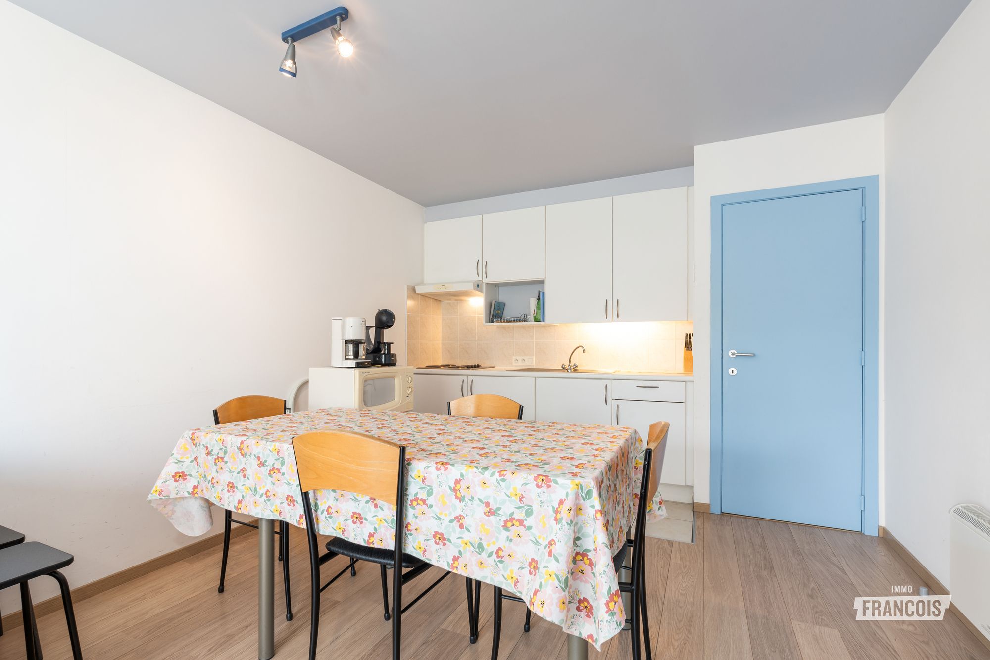 Instapklaar appartement met terras, prachtig zeezicht en extra slaaphoek vlak bij strand en duinen te Raversijde (Oostende) - foto 4
