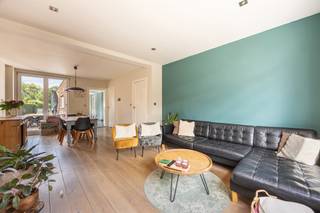 Bent u op zoek naar een ruime gezinswoning met een grote tuin én een magazijn? Deze gezellige woning combineert een praktische indeling met heel wat ruimte! <br />Via de inkomhal met ingemaakte kasten betreden we de woning. De gezellige woonkamer op houten vloer sluit aan op de volledig uitgeruste keuken, voorzien van een gasfornuis, dampkap, combi-oven, stoomoven, Amerikaanse koel-vriescombinatie en een vaatwasser. Verder beschikt het gelijkvloers over een ruime berging, een aparte wasplaats, een badkamer met ligbad en dubbele lavabo en een afzonderlijke douchekamer met douche en toilet. Op de eerste verdieping bevinden zich drie slaapkamers, waarvan twee voorzien zijn van airconditioning. De zolderverdieping werd ingericht als een vierde slaapkamer, eveneens uitgerust met airconditioning. Ook buiten heeft deze woning heel wat te bieden. Het ruime terras sluit aan op de grote tuin. Het magazijn is ideaal voor wie nood heeft aan extra een atelier, een hobby- of werkruimte. Ook op technisch en energetisch vlak scoort de woning goed. Zo beschikt ze over een conforme elektrische installatie, een asbestveilig attest en een EPC-score van 274, mede dankzij de aanwezige zonnepanelen en airconditioning. Wenst u meer info? Contacteer ons via 03 568 03 03 of lauren@vastgoed03.be