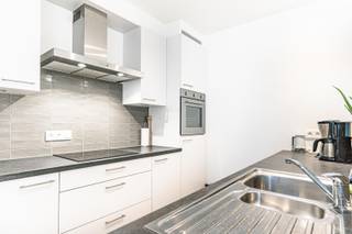 Dit appartement met 2 slaapkamers is gelegen op minder dan 100 meter van het centrum.  Verder heeft dit appartement een ruime berging, apart toilet, badkamer met inloopdouche en ruime woonkamer met open keuken.  Een zonneterras van meer dan 30m² is ideaal om ook buiten te genieten.  Het appartement is gelegen op de eerste verdieping en heeft bijhorend een parkeerplaats, fietsenstaanplaats en berging in de ondergrondse garage.  In het gebouw is een lift aanwezig.  Huur appartement (inclusief garage) = €975 + €85 provisie gemeenschappelijke kosten.  <br />Referentie: 5606