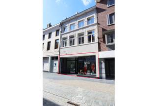 Deze luchtige handelsruimte combineert karakter met een hedendaagse uitstraling. <br />De natuurstenen vloer, zichtbare houten balken en zwarte ramen zorgen voor een stijlvolle look.<br />De lichtkoepel en strakke etalage brengen extra licht en versterken de commerciële aantrekkingskracht.<br /><br />Het pand is momenteel verhuurd aan een kledingzaak. Dat maakt dit een interessante en zorgeloze investering<br /><br />=> Ligging<br />De ligging in het hartje van Maaseik, op wandelafstand van de markt met gezellige restaurantjes en in de nabijheid van winkels, scholen, sportcentra,... is zeker een extra troef. Er is ook een lift en een private kelderberging aanwezig.<br /><br />=> Handelsruimte<br />- Grote etalage met veel visibiliteit<br />- Ruime en open handelsruimte<br />- Twee aparte toiletten<br /><br />=> Kelder: <br />- Private kelderberging van 17,65m²