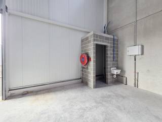 Op een absolute toplocatie, in een nieuwe KMO-zone nabij de N16, centraal gelegen tussen Bornem en Puurs en dichtbij alle nodige faciliteiten, bieden wij deze KMO-unit aan. De perfecte locatie voor jouw bedrijf dankzij de strategische ligging en vlotte toegang.<br /><br />De ruimte is volledig nieuw en dus instapklaar.<br /><br />De aangeboden KMO-unit biedt een mooie oppervlakte van 147m².<br />De garagepoort is 5,50m breed en 4,00m hoog.<br /><br />De KMO-unit is voorzien van een gootsteen en toilet.<br /><br />Er is één autostaanplaats in de huurprijs inbegrepen (P11).<br /><br />De huurprijs is exclusief BTW, onroerende voorheffing en gemeenschappelijke kost.<br /><br />Heb je interesse in deze KMO-unit?<br />Neem gerust contact op via bryann@julimmo.be of 0492 86 51 03.