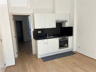 <p><span>Woning met 3 verhuurde units en ruim magazijn met aparte toegang</span></p><p><span>Interessante eigendom bestaande uit een </span><span>woning en een ruim magazijn</span><span>, waarbij het magazijn zich naast de woning bevindt en beschikt over een </span><span>eigen, afzonderlijke toegang</span><span>.</span></p><p><span>De woning is momenteel ingedeeld in </span><span>3 verhuurde woonunits</span><span>, elk verhuurd aan 850 per maand, wat een huidige totale huuropbrengst oplevert van </span><span>2.550 per maand of 30.600 per jaar</span><span>.</span></p><p><span>De huidige indeling:</span></p><ul><li><span>Gelijkvloers: ca. 44 m² + koer van ca. 6 m²</span></li><li><span>1ste verdieping: ca. 47 m²</span></li><li><span>2de verdieping: duplex van ca. 49 m²</span></li></ul><p><span>Naast de woning bevindt zich het </span><span>magazijn</span><span>, met een oppervlakte van ca. </span><span>156 m² op het gelijkvloers</span><span> en een ruime eerste verdieping. Dankzij de afzonderlijke ingang is het magazijn onafhankelijk toegankelijk van het woongedeelte.</span></p><p><span>Deze combinatie van </span><span>woonst, bestaande huurinkomsten en een omvangrijke magazijnruimte</span><span> maakt het pand bijzonder interessant voor investeerders en ondernemers.</span></p><p><span>Stedenbouwkundig vergund als woning en magazijn.</span><span> De woning is momenteel feitelijk ingedeeld in 3 verhuurde woonunits.</span></p><p><span>Huidige huuropbrengst woongedeelte: 2.550/maand 30.600/jaar.</span></p><p><span>Een eigendom met heel wat potentieel op een interessante locatie.</span></p>