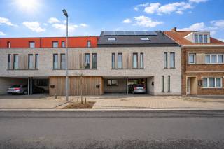 Deze recente woning met 3 slaapkamers, een leuke tuin en parkeerplaats is rustig gelegen te Moerkerke.Indeling: Inkom met gastentoilet en vestiaire,...