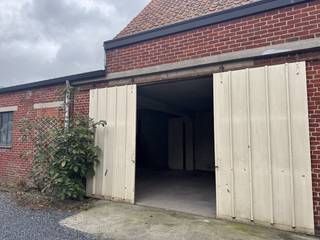 Zoekt u een goed beveiligde opslagruimte of werkplaats? Dit compacte magazijn van 120 m² is nu beschikbaar voor verhuur op een afgesloten terrein.Het magazijn biedt een vrije hoogte van 2,65 meter en is gemakkelijk toegankelijk via één schuifpoort (3 meter breed x 2,90 meter hoog).Kenmerken & Specificaties:*Oppervlakte:120 m²*Toegang: 1 schuifpoort (3,00 m x 2,90 m)*Hoogte: Vrije hoogte van 2,65 m*Elektriciteit: Aparte teller met 3-fasige aansluiting aanwezig.*Water: Voorziening via een regenput van 15.000 liter (geen stadswater).*Beveiliging: Gelegen op een terrein dat volledig afsluitbaar is met een automatische poort.Voorwaarden:* Huurwaarborg van 3 maanden.* De onroerende voorheffing wordt doorgerekend aan de huurder.Interesse?Neem contact met ons op voor meer informatie of om de locatie te bezichtigen.