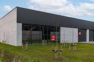 Ontdek het gloednieuwe KMO-project Gruuthuse in Oostkamp.<br /><br />Dit modern bedrijvenproject bevindt zich op een strategische locatie in het hart van West-Vlaanderen. <br />De laatste afwerkingswerken zijn volop aan de gang. <br />Ideaal voor ondernemingen die nood hebben aan extra ruimte of op zoek zijn naar een interessante investering.<br />De kmo-units in Oostkamp bevinden zich op een uitstekende locatie in de nabijheid van de grote steden zoals Brugge en Gent , waardoor ze kunnen bijdragen aan een bloeiende economische omgeving die tal van zakelijke kansen bieden.<br /><br /><br />Troeven: <br />* Toplocatie nabij Brugge en Gent - vlotte verbinding met de E40 en E403 <br />*Duurzame BEN gebouwen <br />*Casco oplevering met een oppervlakte van 649,8 m²<br />*Mogelijkheid tot diverse optiepakketten<br />*4 parkeerplaatsen<br />*Industriële, gepolierde gewapende betonvloer<br />*Lichtstraat in meerwandige polycarbonaatplaten met aluminium profielen<br />*Aluminium schrijnwerk met elektronische sectionale poort<br /><br />Onmiddellijk beschikbaar of beschikbaar op zeer korte termijn!<br /><br />Interesse?<br />Contacteer Simon via 0498 12 37 08 of mail naar simon@vicusvastgoed.be