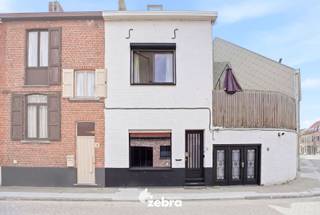 Deze hoekwoning werd in 2020 gerenoveerd en biedt de perfecte combinatie van comfort, ruimte en een uitstekende bereikbaarheid. Gelegen op slechts enkele minuten van het bruisende centrum van Brugge geniet u hier van een rustige woonomgeving met alle voorzieningen binnen handbereik.<br /><br />Bij het binnenkomen wordt u verwelkomd in een lichtrijke leefruimte die naadloos overgaat in de open eetruimte en de volledig geïnstalleerde keuken. De keuken is uitgerust met een elektrische oven, kookplaat, dampkap, koelkast, wijnkoelkast, spoelbak en vaatwasser, waardoor u over alle comfort beschikt voor het dagelijkse leven. De hoge plafonds en lichtkoepels creëren een extra gevoel van ruimte. Aansluitend bevindt zich een praktische badkamer met inloopdouche, lavabo en toilet.<br />Via de garage heeft u bovendien toegang tot de kelder.<br /><br />Op de eerste verdieping vindt u een ruime slaapkamer, dressing en een tweede, comfortabele badkamer voorzien van een dubbele lavabo, een inloopdouche, een ligbad en een toilet. De aanwezigheid van twee badkamers zorgt voor extra comfort en maakt de woning bijzonder geschikt voor gezinnen of voor wie graag over extra ruimte beschikt. Daarnaast heeft u vanaf de eerste verdieping toegang tot een ruim, zonnig dakterras.<br /><br />De tweede verdieping beschikt over twee bijkomende slaapkamers.<br /><br />Dankzij de recente renovatie beschikt de woning over een EPC-label C en een conforme elektrische installatie, wat bijdraagt aan het zorgeloze karakter van deze eigendom.<br /><br />Het pand is momenteel verhuurd. <br /><br /><strong>Ook wild geworden van deze thuis?<br />Twijfel niet langer en leg vandaag nog uw bezoek vast!</strong>