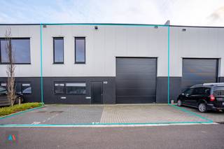 gelegen in KMO zone Steenoven in MalleDe opslagruimte is opgetrokken uit een staalconstructie met wanden in beton en sandwichpanelen.Een betonnen...