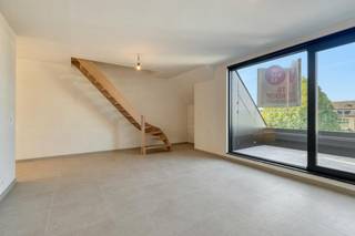 Bent u op zoek naar een kwalitatieve woonst of een slimme vastgoedinvestering? <br /><br />Dit duplexappartement (68 m²) met 1 slaapkamer maakt deel uit van een recente, kleinschalige residentie bestaande uit 5 appartementen.<br /><br />U geniet hier van een moderne architectuur die esthetiek naadloos combineert met functioneel wooncomfort. Bovendien is het appartement voorzien van zonwering. De keuken moet nog geplaatst worden, maar kan nog naar eigen smaak gekozen worden.<br /><br />Verplichte aankoop van een bovengrondse autostaanplaats en berging: €25.000,00<br /><br />INDELING<br /><br />Inkom - ruime, lichtrijke leefruimte met open keuken - terras - badkamer (lavabo, inloopdouche) - toilet - wasplaats<br /><br />Master bedroom - berging<br /><br />ALGEMEEN<br />- Nabij centrum Waregem en E17<br />- Op wandelafstand van winkels<br />- 6% BTW mogelijk<br />- Energiezuinig: warmtepomp, zonnepanelen<br /><br />Wilt u dit energiezuinige nieuwbouwappartement te Waregem zelf ontdekken? Neem vandaag nog contact op voor meer informatie of een bezoek ter plaatse: 0472 18 64 20 / matisse.vandererven@dewaele.com<br /><br />Bestuursmaatregelen in het maatregelenregister: nee
