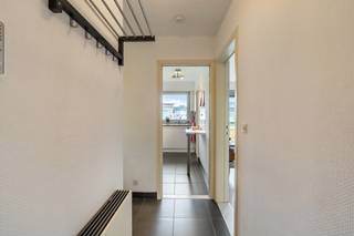 Dit lichtrijke appartement is prima gelegen in een rustige woonwijk met veel groen en nabij openbaar vervoer, verschillende winkels en sportfaciliteiten. Op 5min wandelen staat u op de grote markt en de Bondgenotenlaan!<br /><br />Bestaande uit een inkomhal met een apart toilet, een lichtrijke leefruimte met een schuifraam naar het terras, een uitgeruste keuken, een ruime slaapkamer met een ingebouwde dressingkast en een schuifraam naar het terras, een nachthal met inbouwkasten en een badkamer met een inloopdouche. Gordijnen en verlichting inbegrepen!<br /><br />Op het gelijkvloers zijn een private berging en een gemeenschappelijke fietsenberging voorzien. Naast het gebouw beschikt het appartement over een private autostaanplaats.<br /><br />EPC 154kWh(B-label)! Elektriciteit conform! Asbestveilig!<br /><br />Indien u dit leuke appartement graag bezoekt dan kan u mij steeds bereiken via arnaut@immojanstas.be of 0495292080.<br /><br />Bijkomende info (EPC, bodemattest, elektriciteitsattest, enz...) kan U hier downloaden ↓