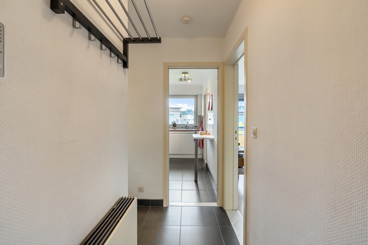 Centraal gelegen, gerenoveerd en energiezuinig appartement met 1 slaapkamer, een terras en een autostaanplaats te Leuven! - foto 2