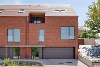 <p><span>Située à deux pas de Louvain, à proximité de toutes les principales voies d'accès et offrant une magnifique vue dégagée sur la vallée de la Voer, nous sommes ravis de vous proposer à la vente cette maison semi-ouverte, qui allie un agencement bien pensé à de vastes espaces de vie. Au niveau de la rue se trouvent le hall d'entrée et un garage spacieux pouvant accueillir deux voitures. Le rez-de-chaussée abrite quatre chambres à part entière, qui offrent toutes un accès direct à une grande terrasse. La chambre parentale dispose d’un dressing privé et d’une salle de bains attenante, tandis que les trois autres chambres partagent une deuxième salle de bains entièrement équipée avec des toilettes séparées. Au niveau du jardin se trouvent des toilettes pour invités et un espace de vie lumineux surmonté d’une mezzanine. Vous y trouverez également une cuisine donnant directement sur une deuxième terrasse et le jardin privatif, ce qui permet une transition harmonieuse entre la vie intérieure et extérieure. Pour un confort de vie accru, tous les étages sont reliés entre eux par un ascenseur. La maison est proposée en état semi-fini. Cela signifie que tous les équipements techniques, la chape et les enduits sont déjà en place, tandis que les finitions intérieures et l’aménagement extérieur peuvent encore être réalisés entièrement selon vos goûts. L'agencement, les installations techniques et la structure du bâtiment sont déjà fixés et ne peuvent plus être modifiés.</span></p><p><span> </span></p>