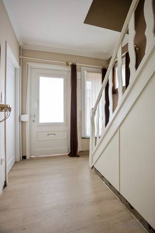 <strong>Woning met 3 slaapkamers en knappe tuin op centrale ligging in Beverlo</strong><br /><br />Deze woning in de Zuidstraat in Beverlo geniet van een uitstekende ligging langs een belangrijke verbindingsweg. Scholen, winkels en openbaar vervoer bevinden zich in de onmiddellijke omgeving. Dankzij de vlotte verbinding bereik je snel Beringen-centrum en de omliggende gemeenten, met de E313 vlakbij. Een ideale combinatie van bereikbaarheid en wooncomfort.<br /><br />Bij het binnenkomen via de inkomhal (7,38m²) kan je zowel de woonkamer als de keuken betreden. De woonkamer (32,82m²) geniet van veel natuurlijke lichtinval dankzij ramen aan voor- en achterzijde en is uitgerust met een gezellige houtkachel en een nieuwe laminaatvloer. De volledig vernieuwde en moderne keuken (15m²) is praktisch ingericht en voorzien van alle toestellen: koelkast, vaatwasser, oven, microgolf en spoelbak. Verder bevindt zich op het gelijkvloers de badkamer (8,30m²) met nieuwe douche, nieuw toilet en enkele lavabo, een technische ruimte (9,25m²) met aansluiting voor wasmachine en een aparte berging (1,2m²).<br />Een extra troef is de veranda (15,14m²), deze bestaat volledig uit glas en is voorzien van een automatische luifel.<br /><br />Op de eerste verdieping zijn er drie slaapkamers, waarvan twee ruime kamers (9,24m², 15m² en 15m²), evenals een extra kamer (4,18m²) die kan dienen als dressing, bureau of berging.<br /><br />Er is ook een kelder (9m²) en een zolder aanwezig, die beide kunnen worden gebruikt als extra bergruimte.<br />Achteraan de woning is een heel grote en zuid gerichte tuin waar je in alle rust kan genieten. Voor de wagen is er een garagebox voorzien.<br /><br /><strong>Waarom is deze woning een interessante opportuniteit?</strong><br />De huidige eigenaars hebben reeds belangrijke renovaties uitgevoerd, waardoor de koper enkel nog de esthetische afwerking naar eigen smaak moet uitvoeren.<br /><br />Reeds uitgevoerde werken:<br />De elektriciteit werd volledig conform gemaakt (AREI-conform)<br />EPC-label D werd behaald<br />Alle waterleidingen in de woning werden vernieuwd<br />Een warmtepompboiler werd geplaatst<br />De golfplaten van het oude tuinhuis werden verwijderd<br /><br />De centrale verwarming gebeurt via stookolie. De berekende energiescore bedraagt 331 kWh/(m² jaar), wat overeenkomt met energielabel D. Hierdoor is er geen renovatieplicht van toepassing.<br />Kortom, deze woning biedt een kans om ze volledig te personaliseren, terwijl belangrijke renovaties al voor jou werden aangepakt.<br /><br />Spreekt deze leuk woning jullie aan? Contacteer ons via info@bosmanvastgoed.be voor meer info of een bezoek ter plaatse. Wij helpen jullie graag verder!