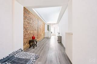 Bruxelles (quartier Dansaert / Sainte-Catherine) - We Invest a le plaisir de vous présenter ce superbe rez-de-chaussée commercial de +/- 43m², à proximité de toutes les commodités du centre-ville (transports, commerces, écoles, restaurants, ...). Le bien est actuellement aménagé en studio et est composé comme suit : un bel espace commercial bénéficiant d’une vitrine assurant visibilité et luminosité naturelle, une cuisine ouverte, une salle de douche et un WC. Ces différents espaces offrent une belle flexibilité d’aménagement selon vos besoins et ouvrent de nouvelles possibilités d’exploitation. Le commerce bénéficie également d'une cave en sous-sol. Petite copropriété avec de faibles charges communes. Obligation locative à respecter. Venez visiter sans plus tarder cet espace qui s'adaptera parfaitement à votre activité ! 02 217 22 91